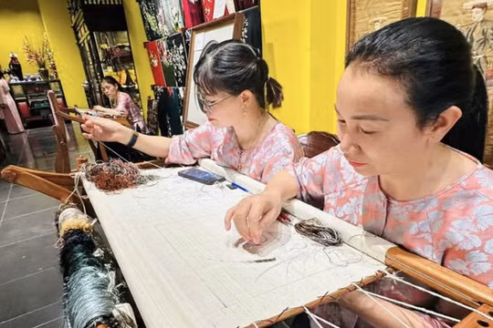 Các nghệ nhân thực hành thêu tay tại "Không gian nghệ thuật thủ công đương đại Thơ Heritage House". Ảnh: V.H