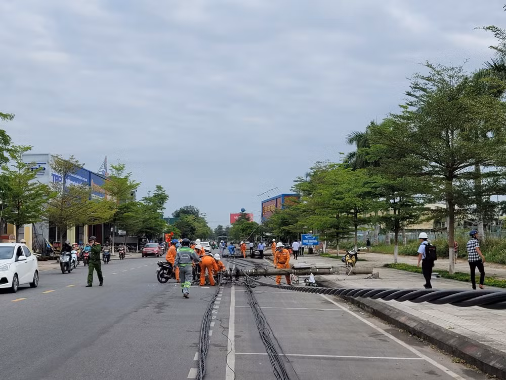 hang loat tru dien bi keo do ra duong hon 300 ho dan mat dien hinh 2