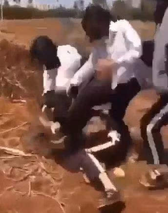 gia lai mot nu sinh lop 9 bi danh hoi dong da man truoc su ho reo cua ban be hinh 1