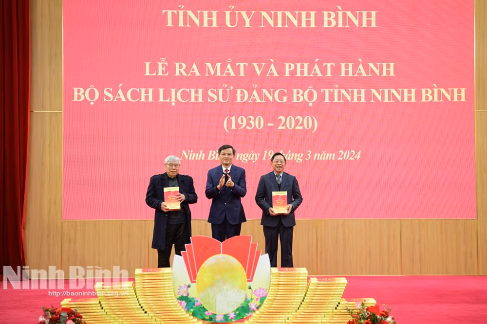 phat hanh bo sach lich su dang bo tinh ninh binh hinh 1
