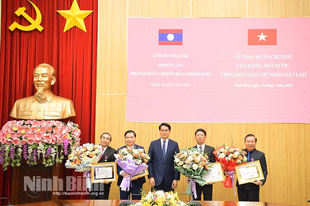 trao huan chuong cua dang nha nuoc lao cho cac tap the ca nhan tinh ninh binh hinh 2