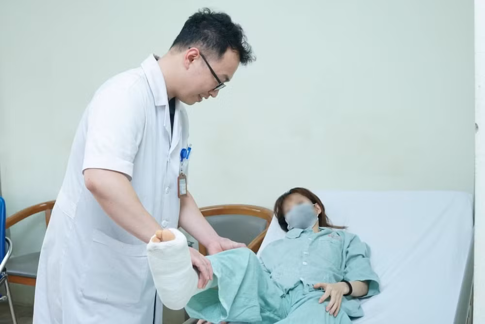 xe tai chen qua nguoi da chan thuong nu benh nhan duoc hoi sinh than ky hinh 1