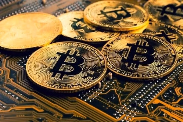 bitcoin chinh phuc dinh cao moi thoi dai vot len 71180 usd hinh 1