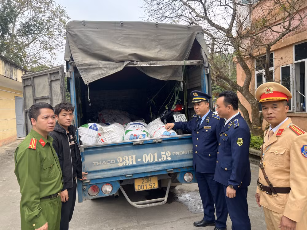 tuyen quang phat hien 14 tan mo lon khong ro nguon goc dang tren duong van chuyen hinh 1