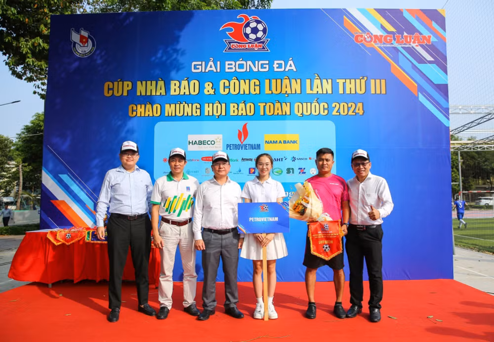 tung bung khai mac giai bong da cup nha bao cong luan lan thu iii nam 2024 hinh 6