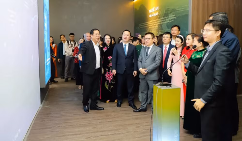 trien lam theo dau chan dai tuong va khanh thanh khong gian trai nghiem so giai doan 1 hinh 4
