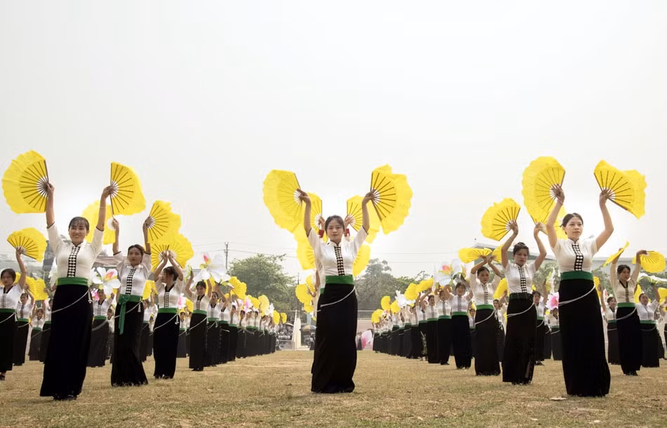 an tuong man dai xoe 2000 nguoi tham gia o dien bien hinh 4