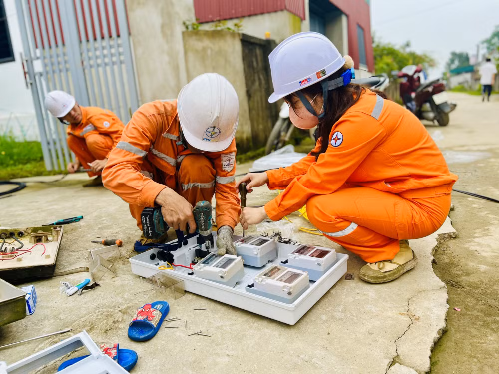 cong ty dien luc ha tinh dong bo cac giai phap nang cao chat luong dien nang trong mua nang nong 2024 hinh 6