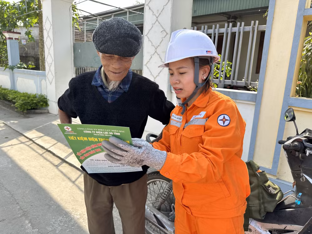 cong ty dien luc ha tinh dong bo cac giai phap nang cao chat luong dien nang trong mua nang nong 2024 hinh 8