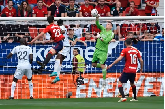 thang osasuna 4 2 real madrid bo xa cac doi thu tai la liga hinh 1