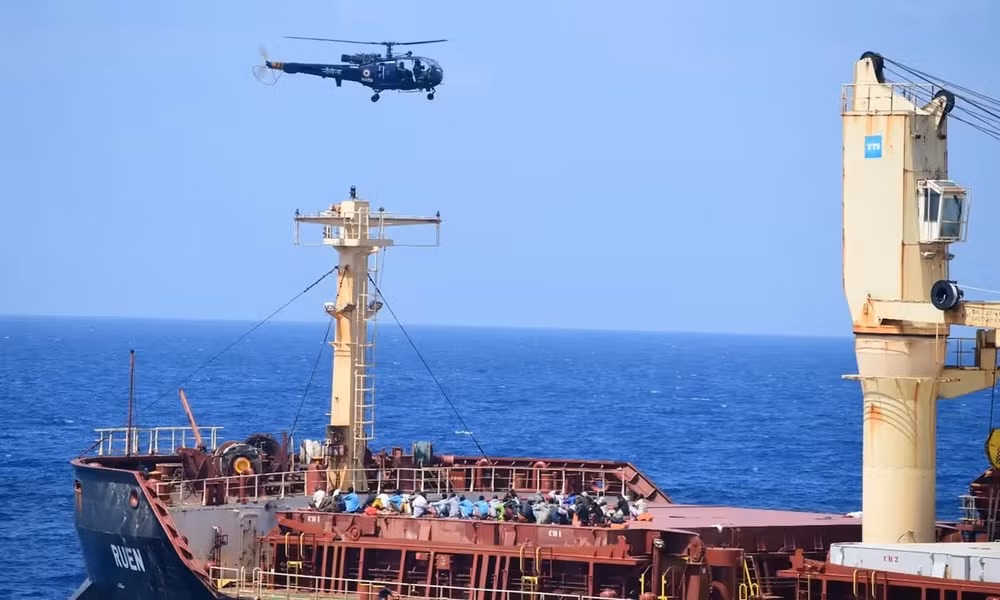 hai quan an do giai cuu tau khoi tay cuop bien somalia hinh 1