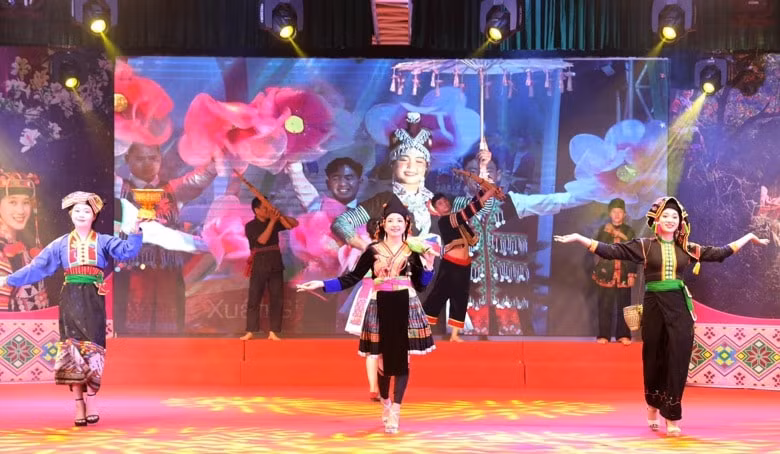 lien hoan nghe thuat xoe thai khen mong tinh dien bien hinh 2