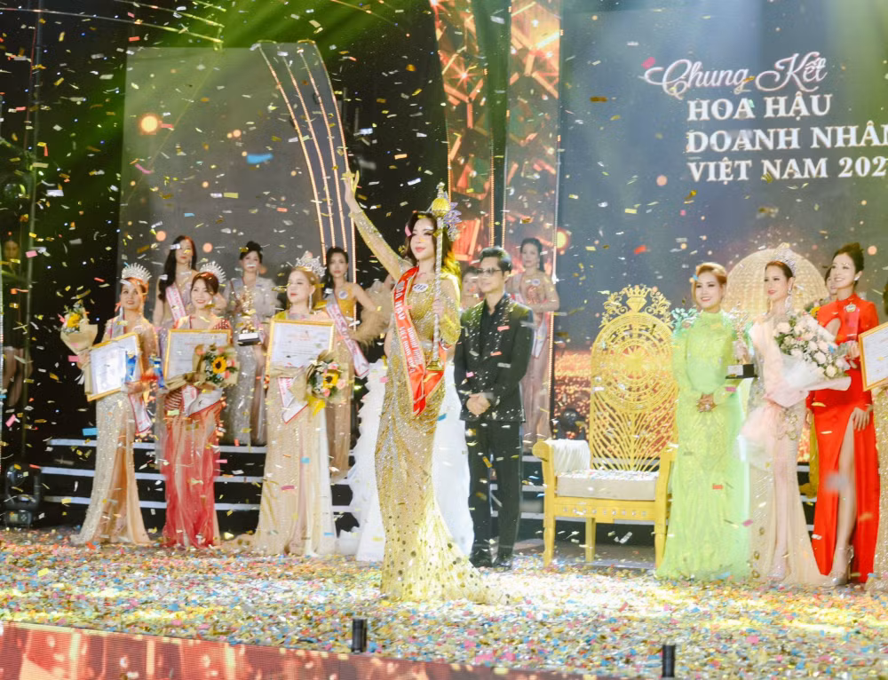 doanh nhan pham le thu hien dang quang hoa hau doanh nhan viet nam 2024 hinh 1