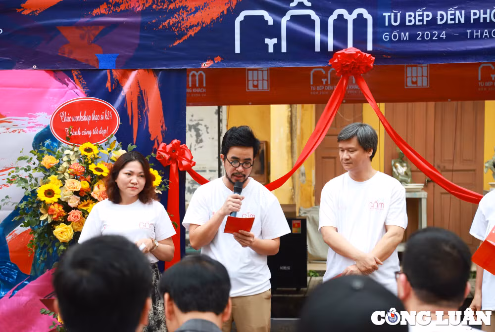 trien lam gom tu bep len phong khach hinh 14