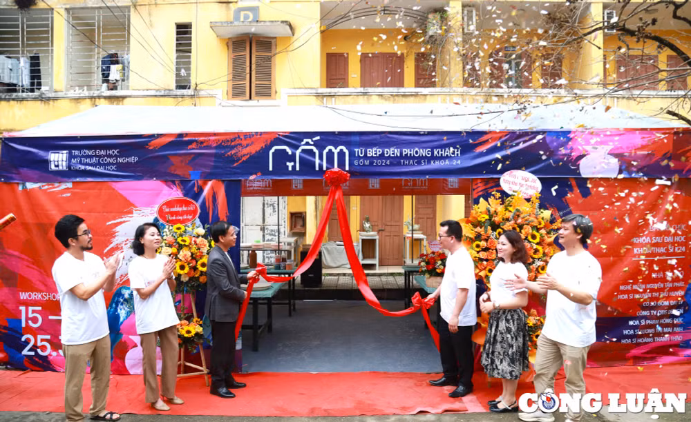 trien lam gom tu bep len phong khach hinh 13