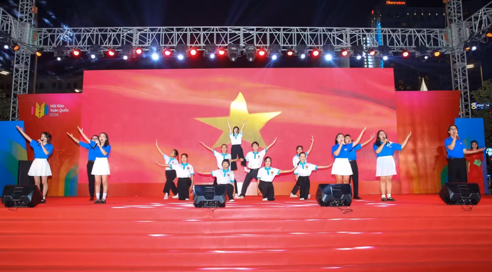 chuong trinh van hoa nghe thuat thanh nien viet nam khat vong hung cuong xuc dong va day tu hao hinh 1