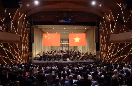 Tối 1/10, chương trình nghệ thuật “Hòa âm Trung - Việt” diễn ra tại Nhà hát Hồ Gươm (Hà Nội). Ảnh: CAND