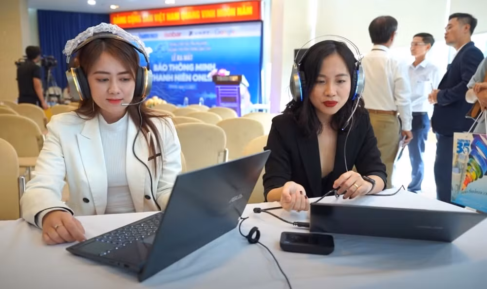 Bạn đọc tham gia trải nghiệm công nghệ đọc báo thông minh trên Thanh Niên Online. Ảnh: N.Thạch