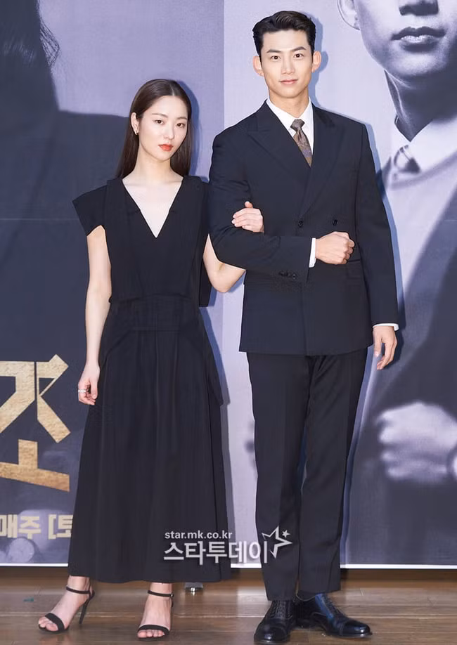 Nữ chính lại đi khoác tay đầy thân thiết với nam phụ Taecyeon (2PM).