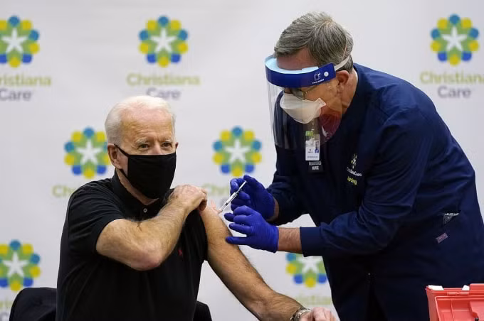Ông Biden tiêm vắc xin được truyền hình trực tiếp để khuyến khích người dân tiêm chủng, nhằm ngăn chặn sự lây nhiễm. Tuy nhiên, chiến dịch tiêm chủng của Mỹ chưa thành công như mong đợi - Ảnh: Reuters