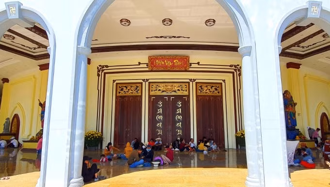 Tượng Phật Thích Ca trắng được đặt trên một ngôi điện lớn có tên là Điện Vạn Phật. Điện Vạn Phật có lẽ hàm ý là nơi lưu giữ rất nhiều tượng phật.