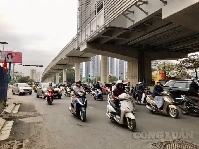 Tuyến đường Hồ Tùng Mậu trong giờ cao điểm buổi sáng có khá đông phương tiện lưu thông nhưng tình trạng ùn tắc đã không xảy ra