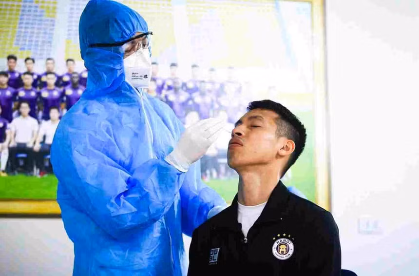 Cầu thủ Hùng Dũng được lấy mẫu xét nghiệm sáng 16/2. Ảnh: Hà Nội FC