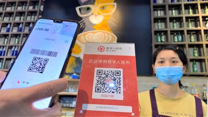 Một quán cà phê ở Bắc Kinh chấp nhận thanh toán bằng đồng nhân dân tệ kỹ thuật số trong một đợt thử nghiệm trước đó vào tháng 12 năm 2020. © Getty Images
