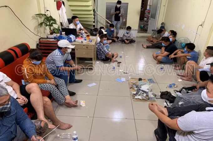 Hiện trường vụ đánh bạc và các tang vật thu giữ