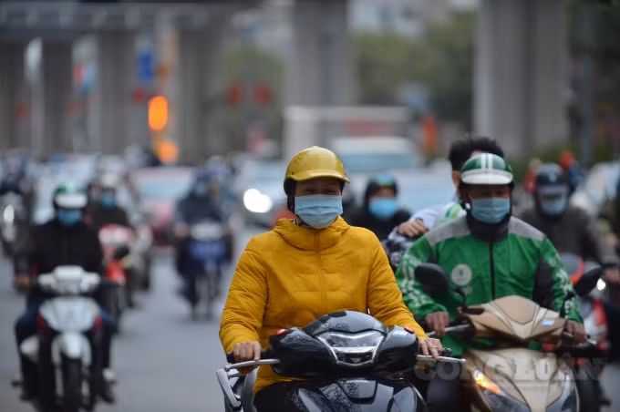 Mọi người ai nấy đều kín mít khẩu trang khi ra đường.