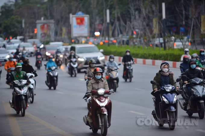 Ghi nhận ở các tuyến đường Phạm Hùng - Vành đai 3, Trần Duy Hưng, Lê Văn Lương... vào giờ cao điểm sáng nay, trục đường thông thoáng, có rất ít phương tiện đi lại duy chỉ trên trục đường Nguyễn Trãi – Ngã Tư Sở xảy ra ùn tắc cục bộ.