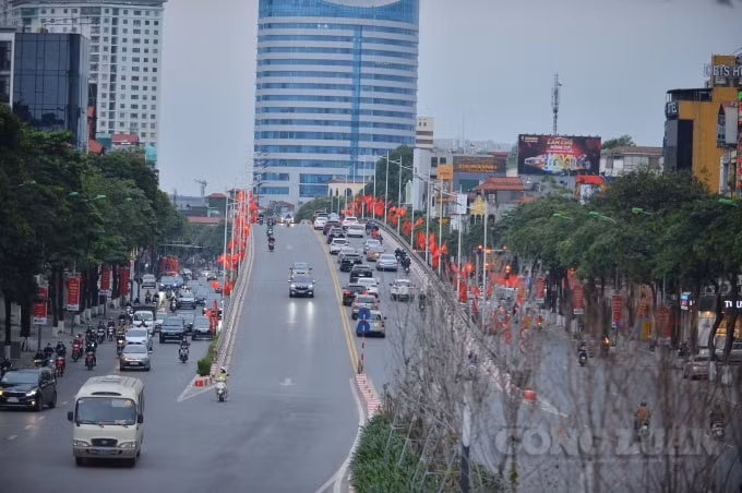 Đường Trần Duy Hưng vào sáng nay (17/2) vắng hơn ngày thường, các phương tiện di chuyển dễ dàng.