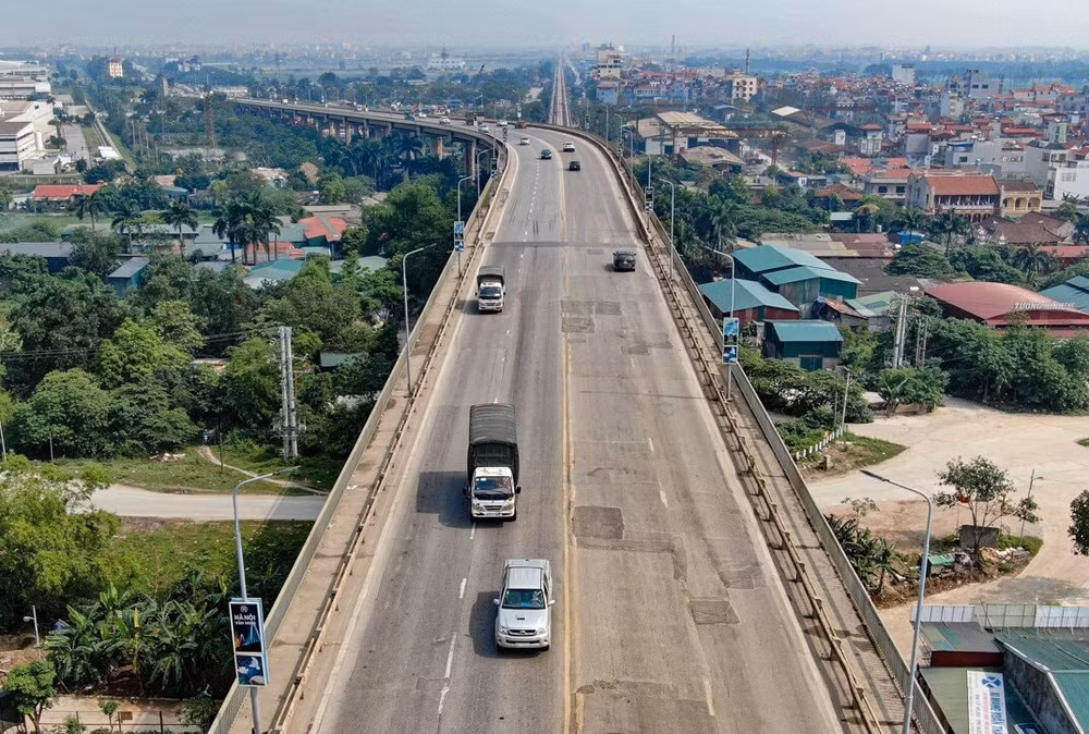 Hà Nội sẽ lắp cân tự động phạt nguội xe quá tải qua cầu Thăng Long. Ảnh: TL