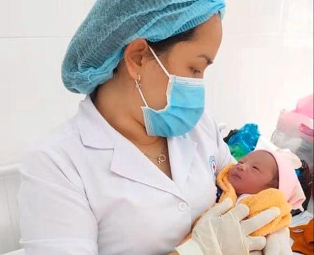 Bé trai được chăm sóc tại Trung tâm Y tế huyện Hớn Quản, Bình Phước. Ảnh: tienphong.vn