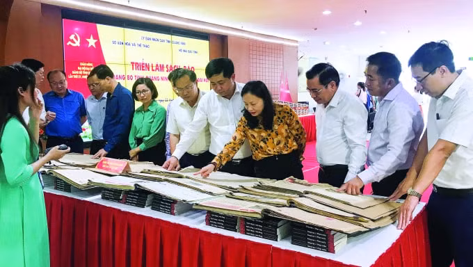 Các đại biểu tham quan Triển lãm sách, báo do Hội Nhà báo phối hợp với Sở Văn hoá và Thể thao Quảng Ninh tổ chức chào mừng Đại hội Đảng bộ tỉnh lần thứ XV.