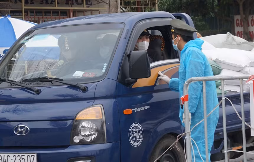 Chủ tịch UBND tỉnh Hải Dương mong muốn các tỉnh, thành cho xe chở hàng hóa của tỉnh này lưu thông sau kỳ nghỉ Tết. Ảnh: Zingnews.vn