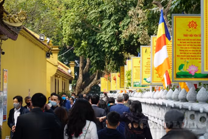 Mọi người vào chùa cầu mong một năm mới nhiều sức khỏe và bình an cho gia đình