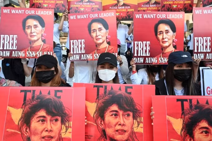 Những người biểu tình ở Myanmar. Ảnh: Reuters