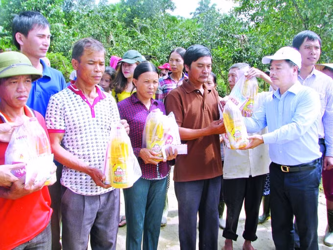 Chủ tịch Hội Nhà báo Nguyễn Xuân Hải trao quà ủng hộ lũ lụt cho bà con xã Hương Giang(Hương Khê). Ảnh QT