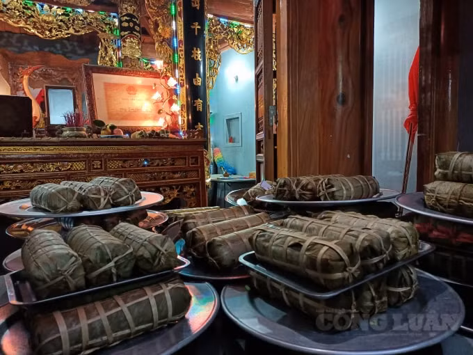 Các ngôi từ đường ở làng Cam Lâm được bày kín các mâm cỗ