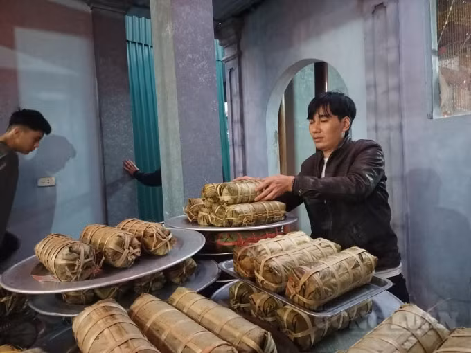 Những cỗ bánh được con cháu dòng họ bày biện chu đáo, tươm tất tại nhà thờ họ mình.