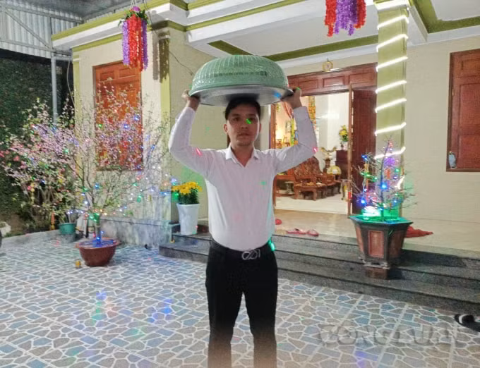 Từ sáng sớm mùng 4 Tết, con cháu trong dòng họ ở Làng Cam Lâm đội cỗ được chuẩn bị từ chiều hôm qua đến từ đường tế tổ