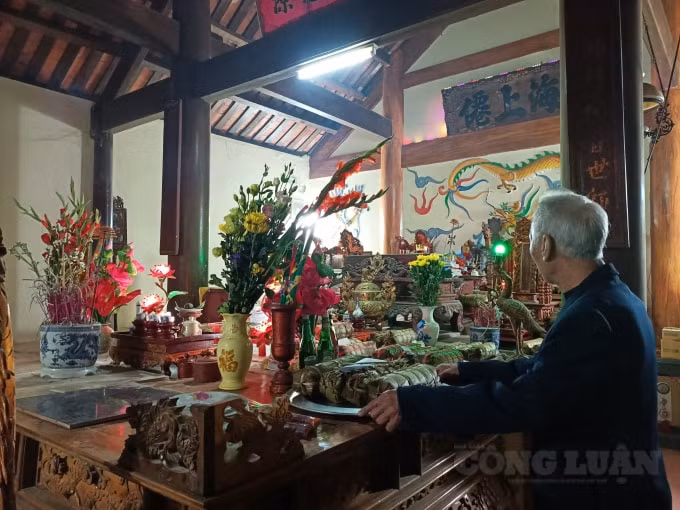 Thủ từ di tích lịch sử văn hóa cấp quốc gia nhà thờ Tiến Sỹ Nguyễn Bật Lãng đang chuẩn bị công đoạn cuối cùng để tế tổ ngày khai hạ vào 8 giờ sáng