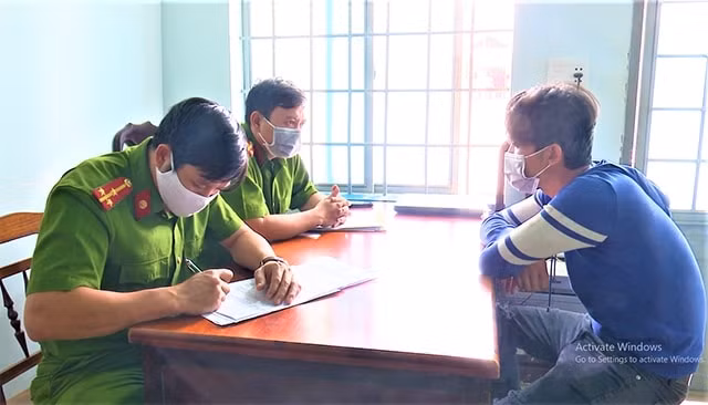 Phạt hành chính 2 thanh niên vi phạm quy định phòng chống dịch Covid-19. Ảnh: minh họa