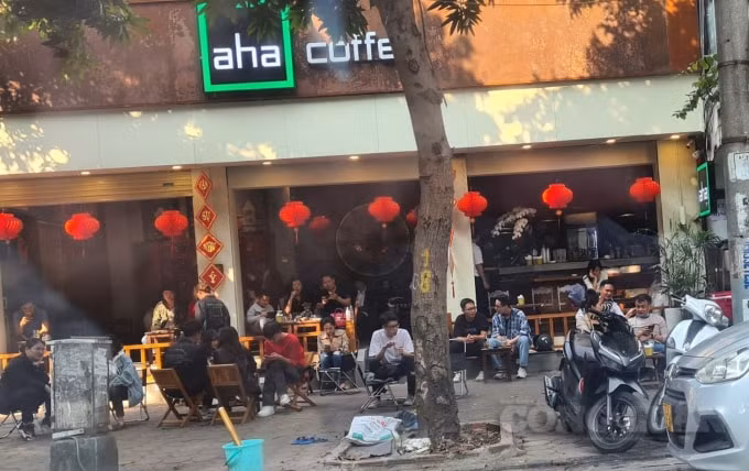 Mấy ngày nghỉ Tết, giữa Thủ đô thanh lịch, nhiều người vẫn tụ tập đông người, vẫn cà phê “chém gió” không đeo khẩu trang. Ảnh:KN