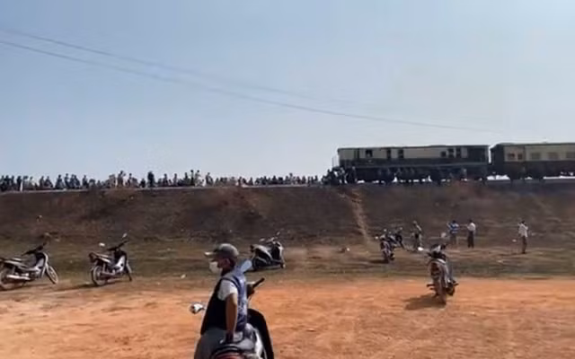 Tuyến đường sắt từ Yangon đi Mawlamyine bị người biểu tình chặn ngày 16/2 - Ảnh: AFP