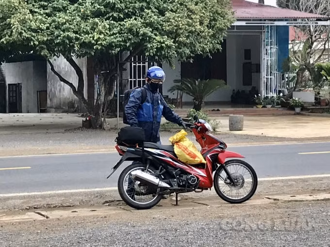 Bạn Quang (quê tại huyện Thường Xuân, tỉnh Thanh Hóa) cho biết, do dịch bệnh Covid-19 đã và đang diễn biến phức tạp nên dù đường xa nhưng mình vẫn chọn xe máy làm phương tiện để về quê ăn Tết cũng như trở lại Hà Nội làm việc chứ không phải là xe khách