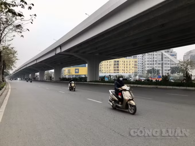 Đường Phạm Văn Đồng không nhiều phương tiện di chuyển, trái ngược hẳn với khung cảnh ùn tắc những năm trước thậm chí phương tiện lưu thông còn giảm nhiều so với ngày thường