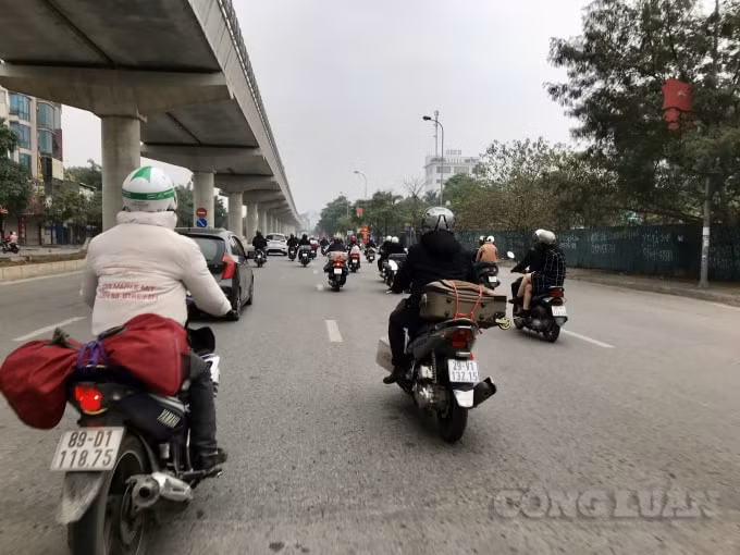 Mỗi người lao động trở lại Hà Nội bằng xe máy đều mang theo rất nhiều đồ đạc treo phía sau xe
