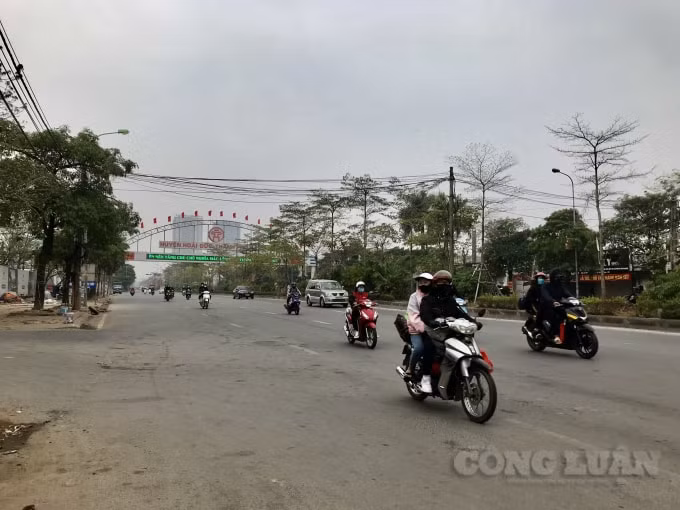 Chiều 16/2, trên Quốc lộ 32 cũng có rất đông các phương tiện di chuyển về các quận nội thành của Hà Nội